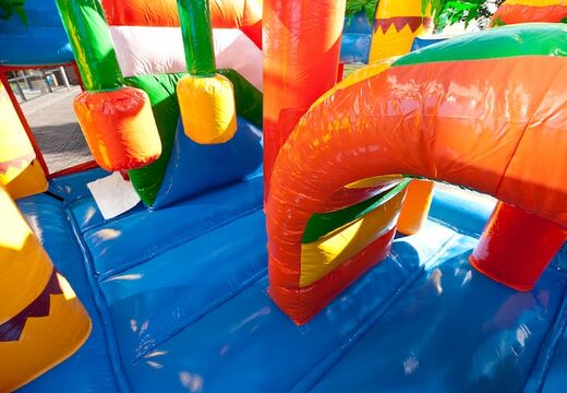 Springkasteel in beach met een glijbaan bestellen voor kinderen. Koop opblaasbare springkastelen online bij JB Inflatables Nederland