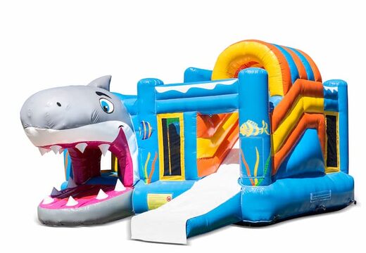 Opblaasbaar open multiplay springkussen met glijbaan kopen in thema haai shark voor kinderen. Bestel opblaasbare springkussens online bij JB Inflatables Nederland