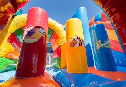Springkasteel in shark met een glijbaan bestellen voor kinderen. Koop opblaasbare springkastelen online bij JB Inflatables Nederland