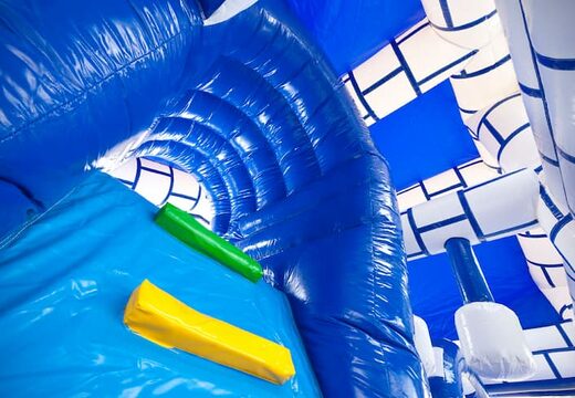 Koop middelmatig opblaasbare multiplay luchtkussen in kasteel thema met glijbaan voor kinderen. Bestel opblaasbare luchtkussens online bij JB Inflatables Nederland