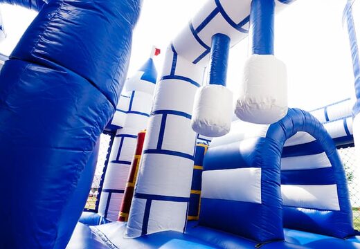 Multiplay blauw wit kasteel luchtkussen met een glijbaan en leuke objecten op het springvlak kopen voor kids. Bestel opblaasbare luchtkussens online bij JB Inflatables Nederland