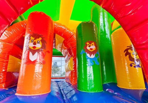 Koop middelmatig opblaasbare multiplay springkasteel in leeuw thema met glijbaan voor kinderen. Bestel opblaasbare springkastelen online bij JB Inflatables Nederland