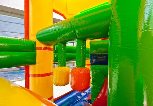 Multiplay leeuw luchtkussen met een glijbaan, pilaren op het springvlak en opvallende 3D objecten bestellen voor kinderen. Bestel opblaasbare luchtkussens online bij JB Inflatables Nederland