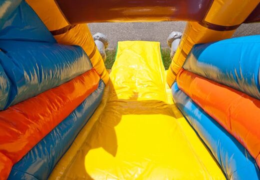 Overdekt opblaasbaar multiplay springkasteel met glijbaan kopen in piratenschip thema voor kids. Bestel opblaasbare springkastelen online bij JB Inflatables Nederland