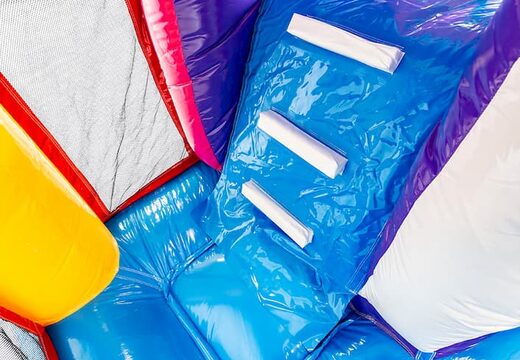 Multiplay flamingo springkussen met een glijbaan, leuke objecten op het springvlak en opvallende 3D objecten kopen voor kids. Bestel opblaasbare springkussens online bij JB Inflatables Nederland