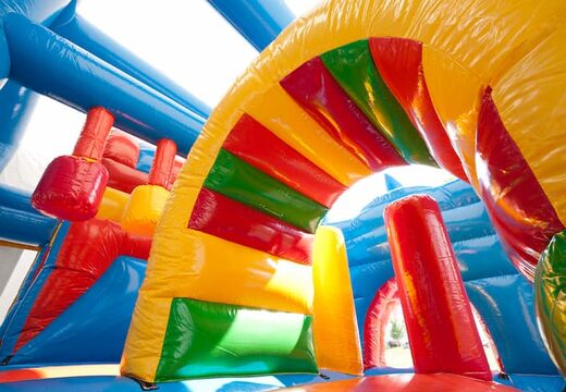 Multiplay shark luchtkussen met een glijbaan, pilaren op het springvlak en opvallende 3D object bestellen voor kinderen. Bestel opblaasbare luchtkussens online bij JB Inflatables Nederland