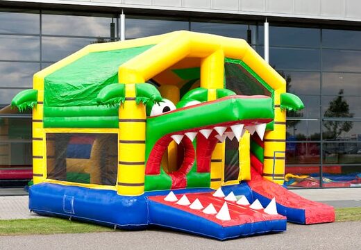 Multiplay springkasteel met slide in thema krokodil bestellen voor kinderen. Koop opblaasbare springkastelen online bij JB Inflatables Nederland