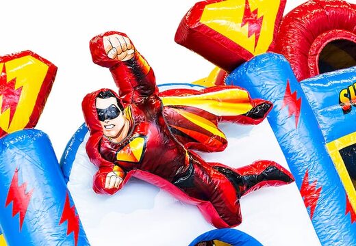 Koop middelmatig opblaasbare multiplay springkussen in superhero thema met glijbaan voor kinderen. Bestel opblaasbare springkussens online bij JB Inflatables Nederland