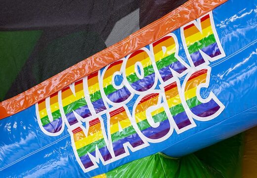 Springkussen in unicorn thema met glijbaan, pilaren op het springvlak en opvallende 3D objecten bestellen voor kinderen.  Koop opblaasbare springkussens online bij JB Inflatables Nederland