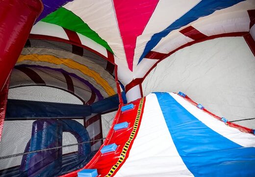 Overdekt opblaasbaar multiplay springkasteel met glijbaan kopen in candyland thema voor kids. Bestel opblaasbare springkastelen online bij JB Inflatables Nederland