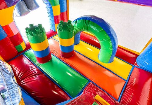 Overdekt opblaasbaar multiplay springkasteel met glijbaan kopen in lego thema voor kids. Bestel opblaasbare springkastelen online bij JB Inflatables Nederland