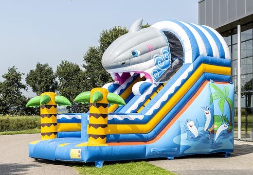 Koop opblaasbare glijbaan in thema haai voor kinderen. Bestel opblaasbare glijbanen nu online bij JB Inflatables Nederland