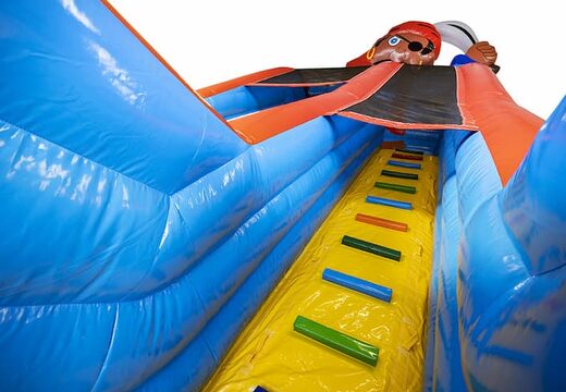 Piraten slide super met de vrolijke kleuren, 3D-objecten en leuke prints bestellen. Koop opblaasbare glijbanen nu online bij JB Inflatables Nederland