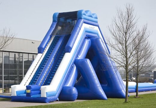 Perfecte opblaasbare glijbaan 11meter hoog en 53 meter lang met een dubbele trap kopen. Bestel opblaasbare glijbanen nu online bij JB Inflatables Nederland