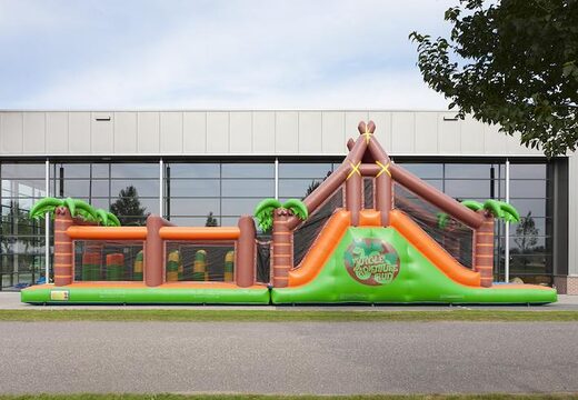 Bestel een 17 meter brede unieke stormbaan in jungle thema met 7 spelelementen en kleurrijke objecten voor kinderen. Koop opblaasbare stormbanen nu online bij JB Inflatables Nederland