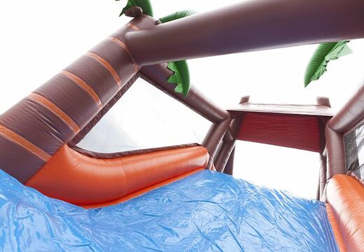 Unieke 17 meter brede hindernisbaan in jungle thema met 7 spelelementen en kleurrijke objecten bestellen voor kids. Koop opblaasbare stormbanen nu online bij JB Inflatables Nederland