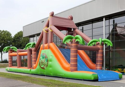 Koop een unieke 17 meter brede stormbaan in thema jungle met 7 spelelementen en kleurrijke objecten voor kids. Bestel opblaasbare stormbanen nu online bij JB Inflatables Nederland