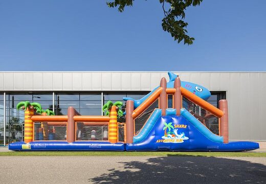 Unieke stormbaan in haai thema met 7 spelelementen en kleurrijke objecten kopen voor kinderen. Bestel opblaasbare stormbanen nu online bij JB Inflatables Nederland