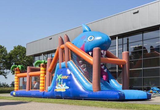 17 meter brede stormbaan in thema haai met 7 spelelementen en kleurrijke objecten voor kids kopen. Bestel opblaasbare stormbanen nu online bij JB Inflatables Nederland