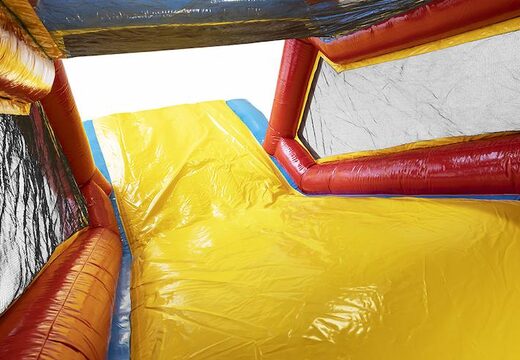 Koop opblaasbare stormbaan 17 meter breed, in thema rollercoaster met 7 spelelementen en kleurrijke objecten voor kinderen. Bestel opblaasbare stormbanen nu online bij JB Inflatables Nederland