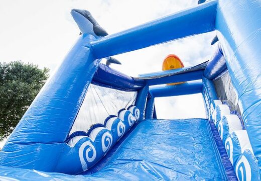 Surf run 17m met 7 spelelementen stormbaan en kleurrijke objecten kopen voor kids. Bestel uw opblaasbare stormbanen nu online bij JB Inflatables Nederland