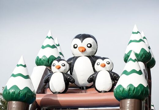 Winter themed opblaasbare stormbaan met 7 spelelementen en kleurrijke objecten nu voor kinderen kopen. Bestel opblaasbare stormbanen nu online bij JB Inflatables Nederland