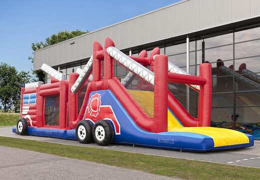 Bestel een 17 meter brede unieke stormbaan in brandweer thema met 7 spelelementen en kleurrijke objecten voor kinderen. Koop opblaasbare stormbanen nu online bij JB Inflatables Nederland