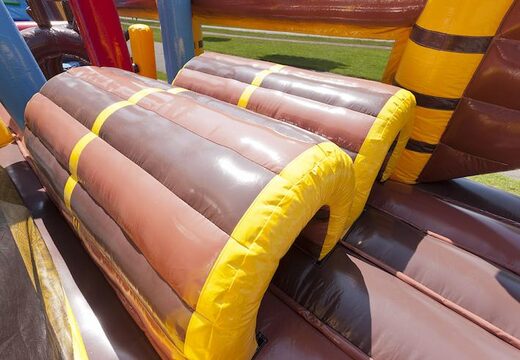 Piraten themed opblaasbare stormbaan met 7 spelelementen en kleurrijke objecten nu voor kinderen kopen. Bestel opblaasbare stormbanen nu online bij JB Inflatables Nederland