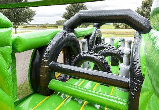 Koop opblaasbare stormbaan 17 meter breed, in thema traktor met 7 spelelementen en kleurrijke objecten voor kinderen. Bestel opblaasbare stormbanen nu online bij JB Inflatables Nederland