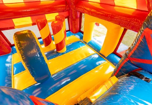 Grote multiplay opblaasbaar springkussen met glijbaan in het rood met rollecoaster thema kopen
