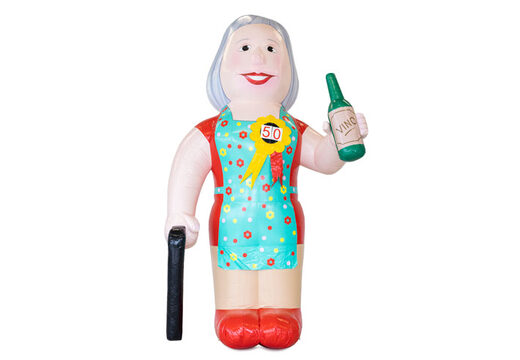 Sarah pop met fles wijn en stok in haar handen kopen als blikvanger voor verjaardagen