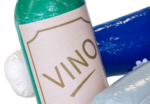 Opblaasbare sarah pop zittend op een vat met een fles vino in haar hand kopen