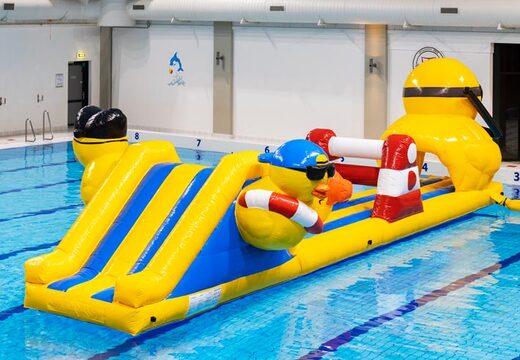 Glijbaan van zwembad run stormbaan in bad eend thema