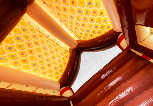 Dak van overdekt springkussen versiert peperkoekhuisje in gingerbread thema versi