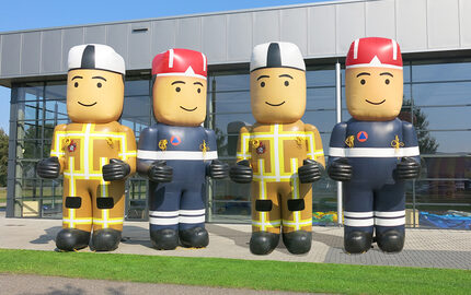 Koop opblaasbare brandweer poppen productvergroting. Bestel inflatable productvergroting nu online bij JB Inflatables Nederland 